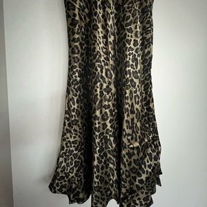 Zara Midi Silk like skirt. Leopard. Size M. Hips:22”, length 32.5”, waist:14”